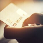 La alianza entre BBVA y American Express permite a los pequeños y medianos comercios clientes del banco en España aceptar pagos en sus Terminales de Punto de Venta (TPV) con tarjetas American Express de la misma forma que con el resto de tarjetas y mediante liquidación conjunta. American Express y BBVA firman un acuerdo para la gestión de pagos con tarjeta en establecimientos físicos y virtuales en España