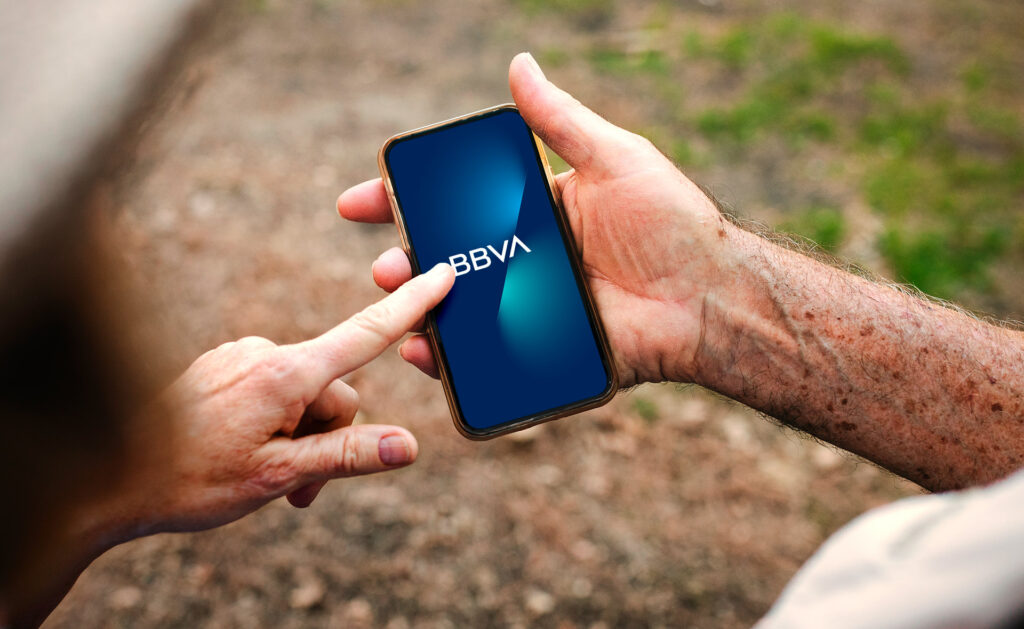 BBVA facilita aún más la accesibilidad de su aplicación móvil en España para que los clientes sénior puedan consultar sus movimientos y productos bancarios, así como realizar su operativa más habitual de manera sencilla. BBVA lanza una adaptación de su ‘app’ en España para el colectivo sénior