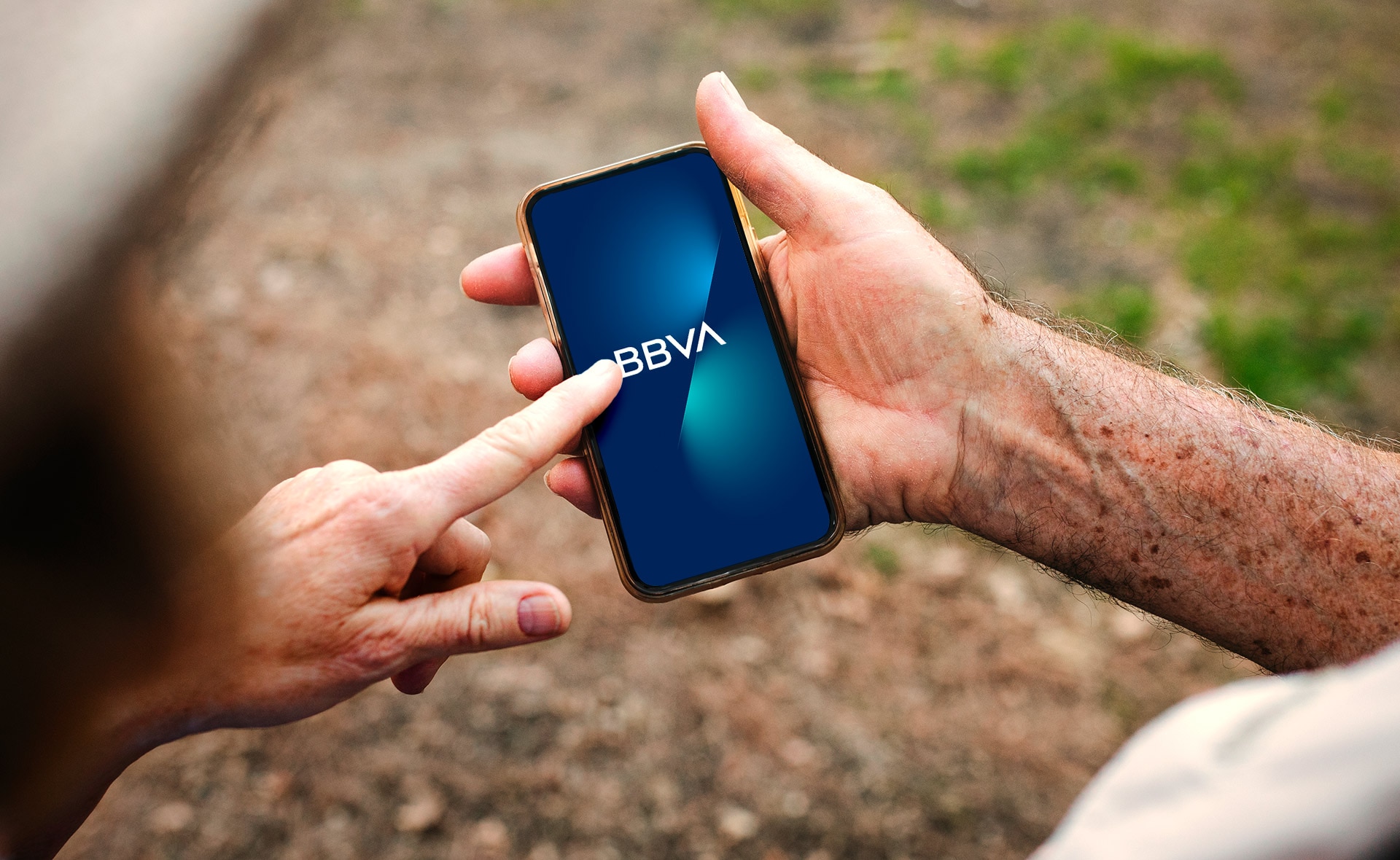 BBVA facilita aún más la accesibilidad de su aplicación móvil en España para que los clientes sénior puedan consultar sus movimientos y productos bancarios, así como realizar su operativa más habitual de manera sencilla. BBVA lanza una adaptación de su ‘app’ en España para el colectivo sénior