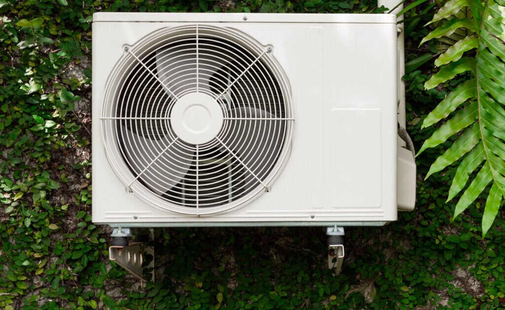 Se trata de una máquina térmica que funciona con energías renovables y toma la energía de su entorno para aclimatar un espacio. Es una sostenible alternativa a los equipos convencionales que triplicará sus ventas en 2030 y estará en 1.000 millones de hogares para 2050, según la Agencia Internacional de la Energía. Bomba de calor: calefacción y refrigeración libre de CO2
