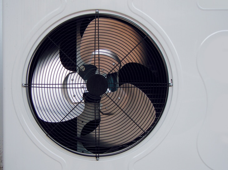 Se trata de una máquina térmica que funciona con energías renovables y toma la energía de su entorno para aclimatar un espacio. Es una sostenible alternativa a los equipos convencionales que triplicará sus ventas en 2030 y estará en 1.000 millones de hogares para 2050, según la Agencia Internacional de la Energía. Bomba de calor: calefacción y refrigeración libre de CO2