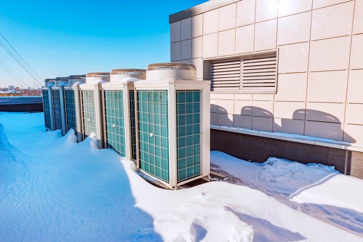 Se trata de una máquina térmica que funciona con energías renovables y toma la energía de su entorno para aclimatar un espacio. Es una sostenible alternativa a los equipos convencionales que triplicará sus ventas en 2030 y estará en 1.000 millones de hogares para 2050, según la Agencia Internacional de la Energía. Bomba de calor: calefacción y refrigeración libre de CO2