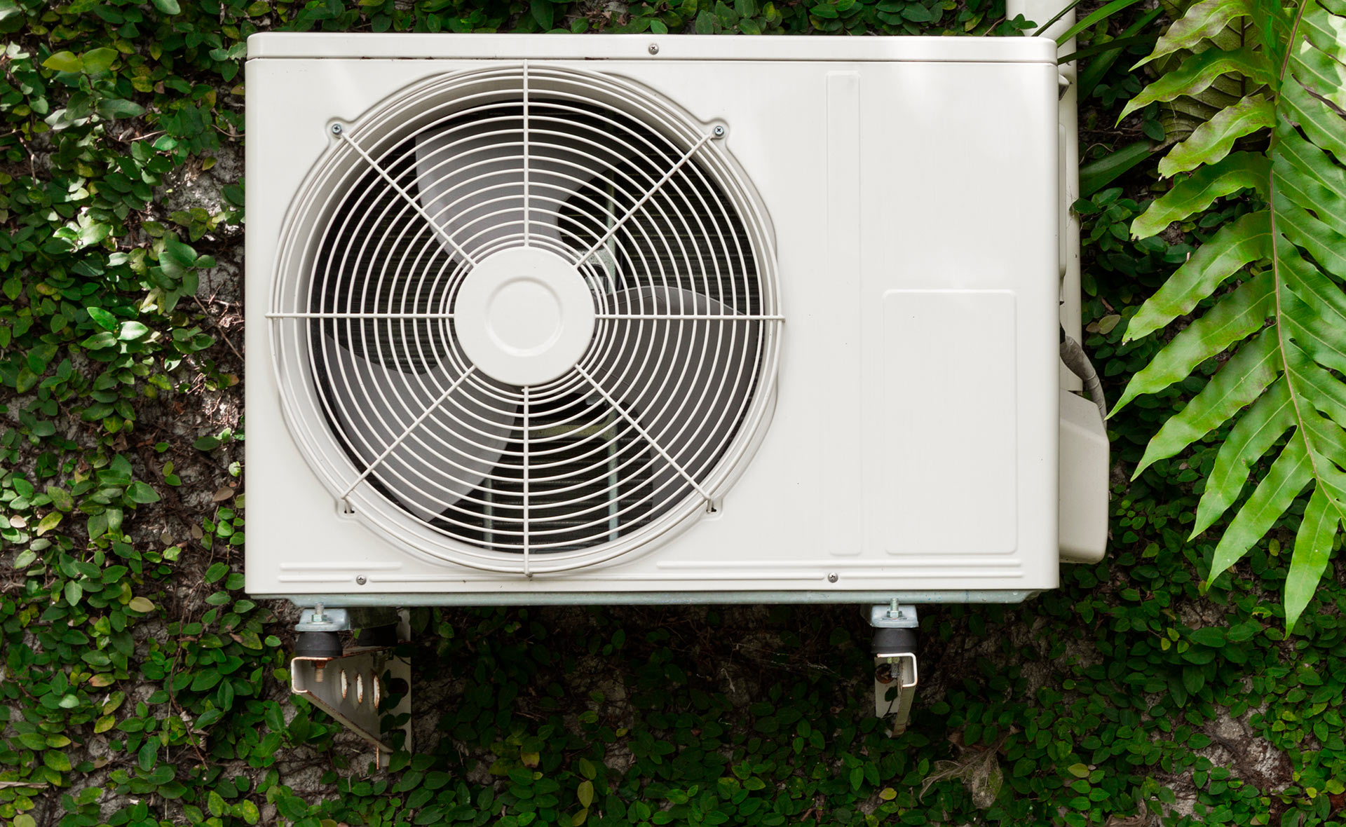 Se trata de una máquina térmica que funciona con energías renovables y toma la energía de su entorno para aclimatar un espacio. Es una sostenible alternativa a los equipos convencionales que triplicará sus ventas en 2030 y estará en 1.000 millones de hogares para 2050, según la Agencia Internacional de la Energía. Bomba de calor: calefacción y refrigeración libre de CO2
