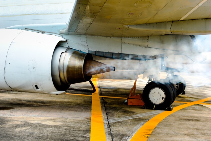 La electrificación de la aviación aún no es viable para los aparatos grandes. Las esperanzas están puestas en los combustibles sostenibles y el hidrógeno. ¿Es posible descarbonizar el sector de la aviación?