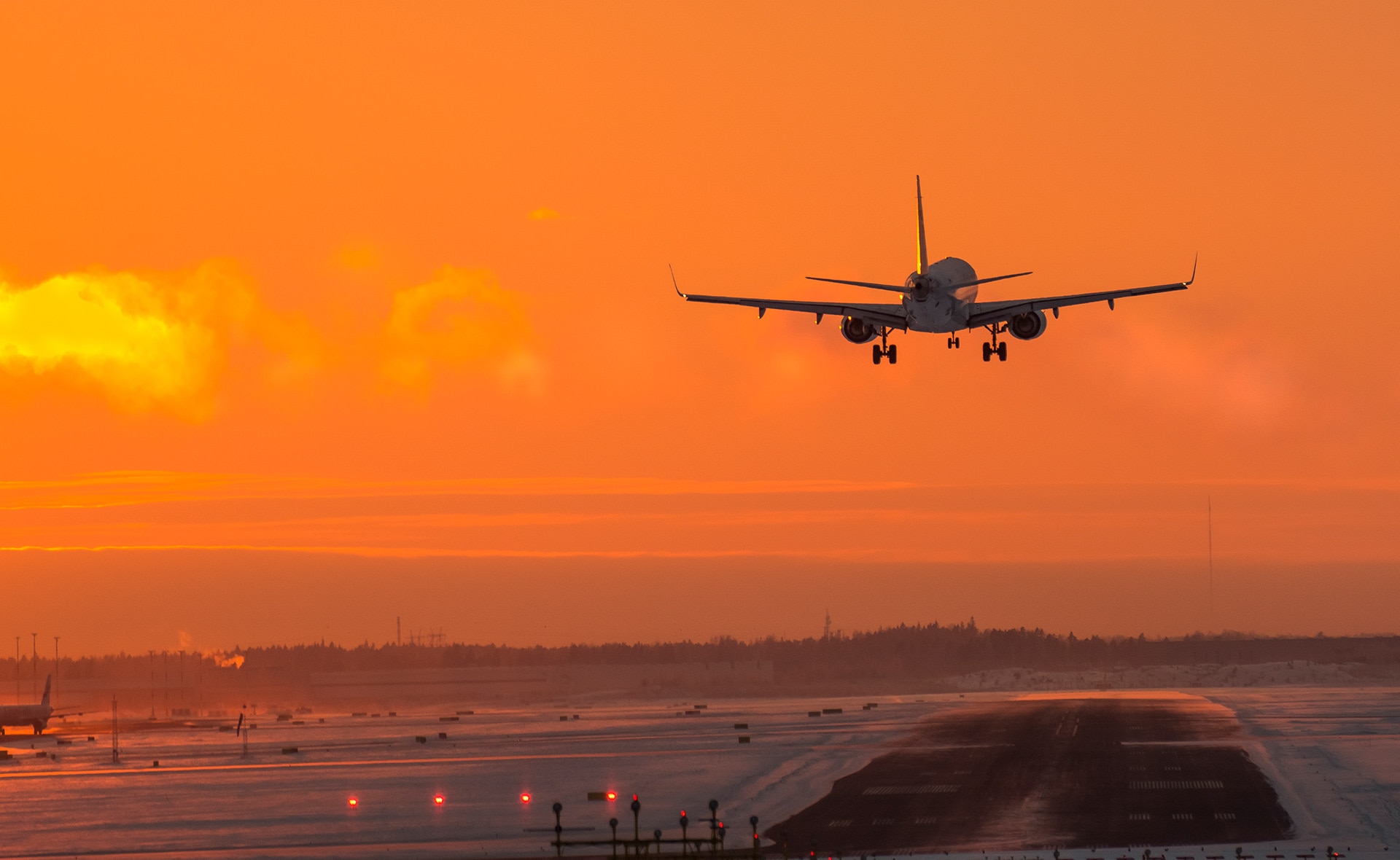 La electrificación de la aviación aún no es viable para los aparatos grandes. Las esperanzas están puestas en los combustibles sostenibles y el hidrógeno. ¿Es posible descarbonizar el sector de la aviación?