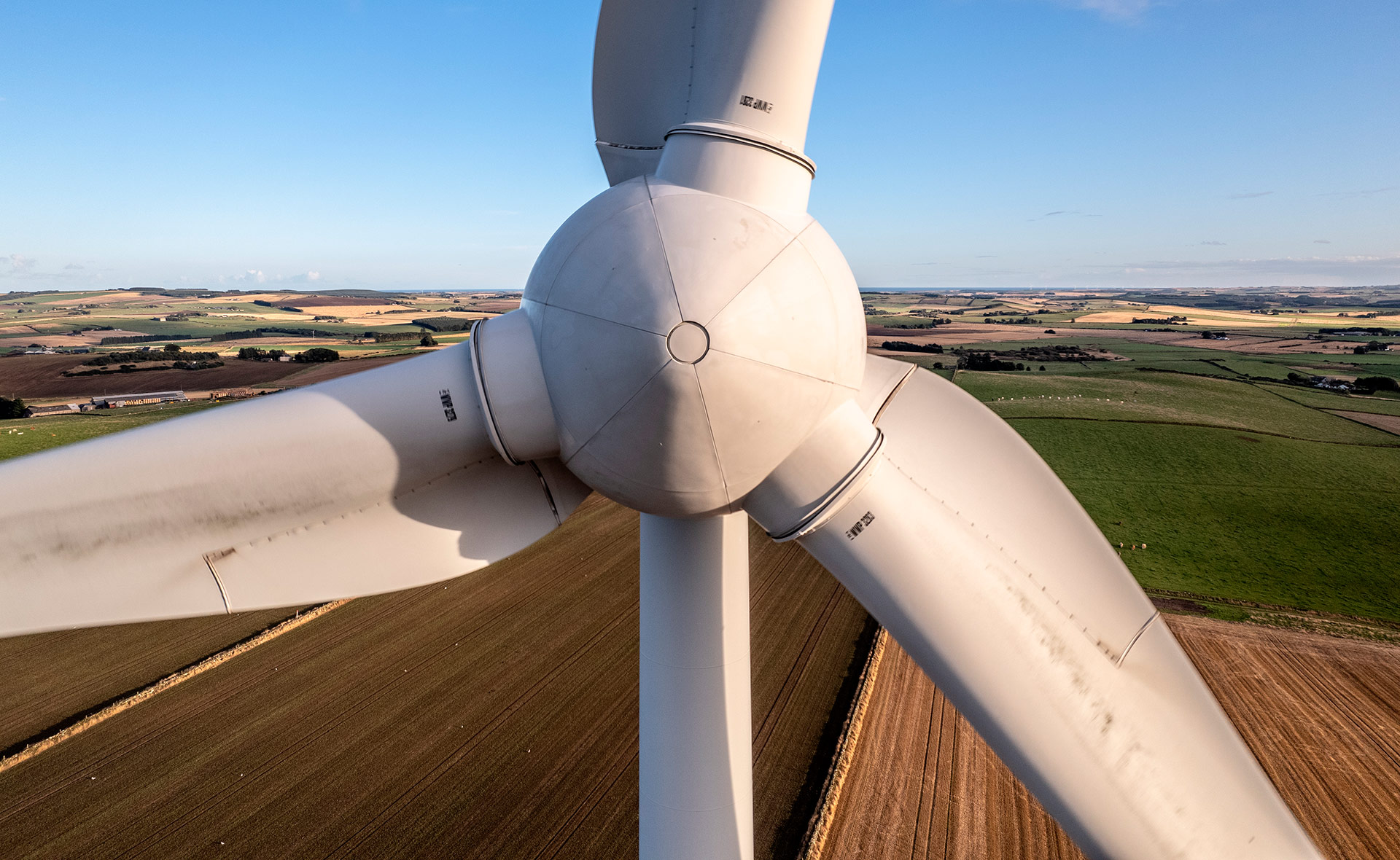 El ser humano aprendió a usar la energía mecánica de la naturaleza hace casi 2.500 años. Hoy está en casi todas las formas de generación eléctrica. Centrales térmicas, nucleares, de biomasa, aerogeneradores o presas hidroeléctricas la utilizan. La energía mecánica: de la rueda de un molino a una central nuclear