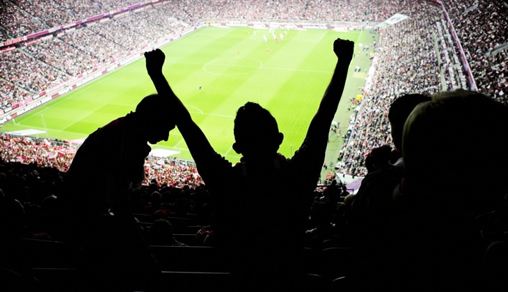 Cada vez más equipos deportivos lanzan sus propios ‘fan tokens’. Estos activos digitales, basados en ‘blockchain’, permiten a sus propietarios tener acceso a ‘merchandising’ exclusivo y participar en algunas decisiones del club sobre el diseño de las equipaciones, las nuevas instalaciones o las canciones de celebración. Qué son los ‘fan tokens’, los activos digitales para sentir los colores de tu equipo