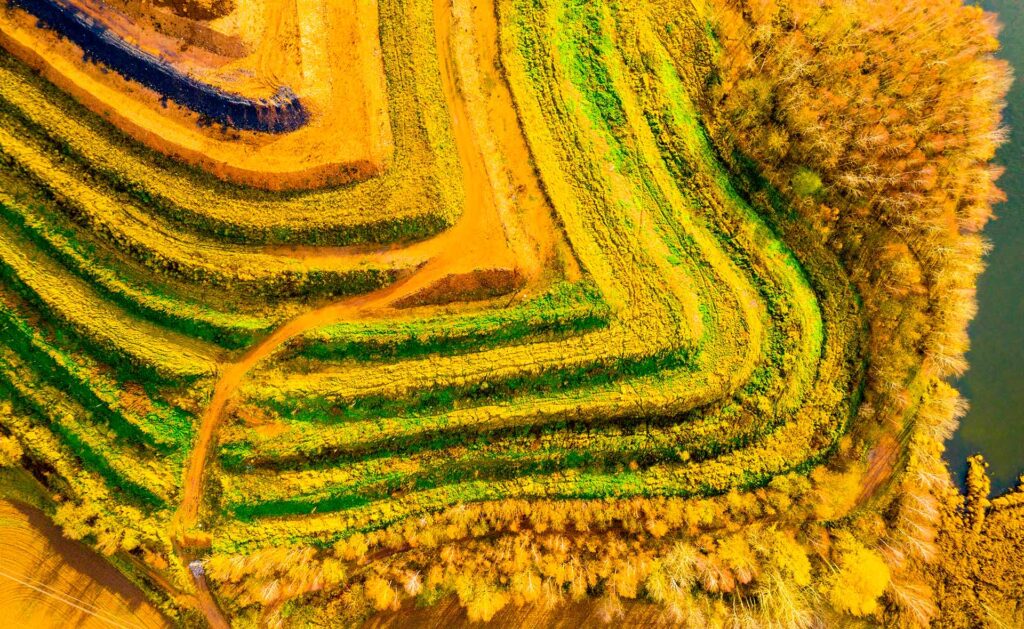 La minería verde se enfrenta a un doble reto: por un lado, reducir su huella ambiental y social a gran escala, y al mismo tiempo producir más, sobre todo minerales estratégicos precisamente para la transición sostenible. La tecnología es clave para lograrlo, además de integrar a las comunidades en los beneficios de los proyectos. ¿Qué es la minería sostenible? Desafíos de un sector estratégico