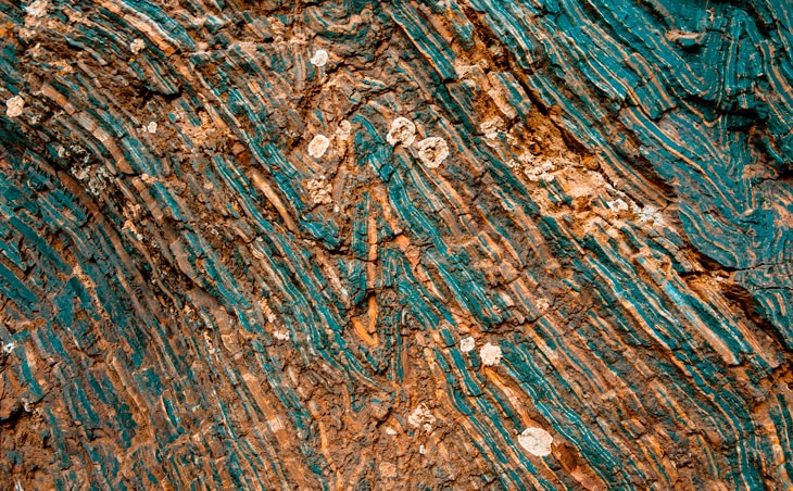 La minería verde se enfrenta a un doble reto: por un lado, reducir su huella ambiental y social a gran escala, y al mismo tiempo producir más, sobre todo minerales estratégicos precisamente para la transición sostenible. La tecnología es clave para lograrlo, además de integrar a las comunidades en los beneficios de los proyectos. ¿Qué es la minería sostenible? Desafíos de un sector estratégico