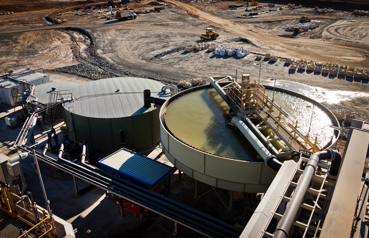 La minería verde se enfrenta a un doble reto: por un lado, reducir su huella ambiental y social a gran escala, y al mismo tiempo producir más, sobre todo minerales estratégicos precisamente para la transición sostenible. La tecnología es clave para lograrlo, además de integrar a las comunidades en los beneficios de los proyectos. ¿Qué es la minería sostenible? Desafíos de un sector estratégico