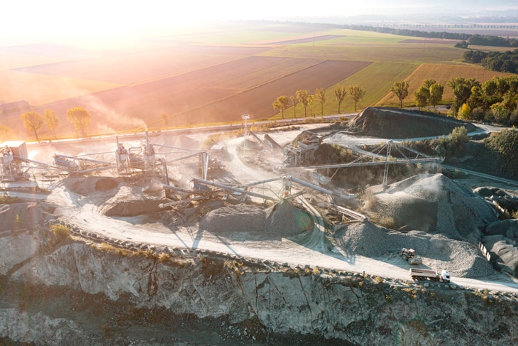 La minería verde se enfrenta a un doble reto: por un lado, reducir su huella ambiental y social a gran escala, y al mismo tiempo producir más, sobre todo minerales estratégicos precisamente para la transición sostenible. La tecnología es clave para lograrlo, además de integrar a las comunidades en los beneficios de los proyectos. ¿Qué es la minería sostenible? Desafíos de un sector estratégico