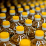 La dependencia de España de las importaciones de productos alimenticios que proceden de Ucrania es importante. En el caso del maíz, España importa de ese país una media de 2,7 millones de toneladas al año y 233.000 de torta de girasol. Aunque se han flexibilizado las medidas para comprar en otros países, el suministro y la seguridad alimentaria se verán dañados. Cómo afecta la guerra en Ucrania al abastecimiento de cereales y otros alimentos en España