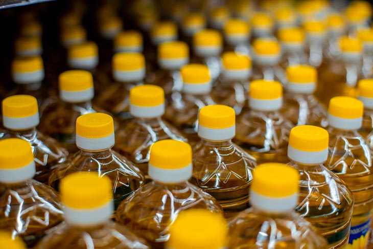 La dependencia de España de las importaciones de productos alimenticios que proceden de Ucrania es importante. En el caso del maíz, España importa de ese país una media de 2,7 millones de toneladas al año y 233.000 de torta de girasol. Aunque se han flexibilizado las medidas para comprar en otros países, el suministro y la seguridad alimentaria se verán dañados. Cómo afecta la guerra en Ucrania al abastecimiento de cereales y otros alimentos en España
