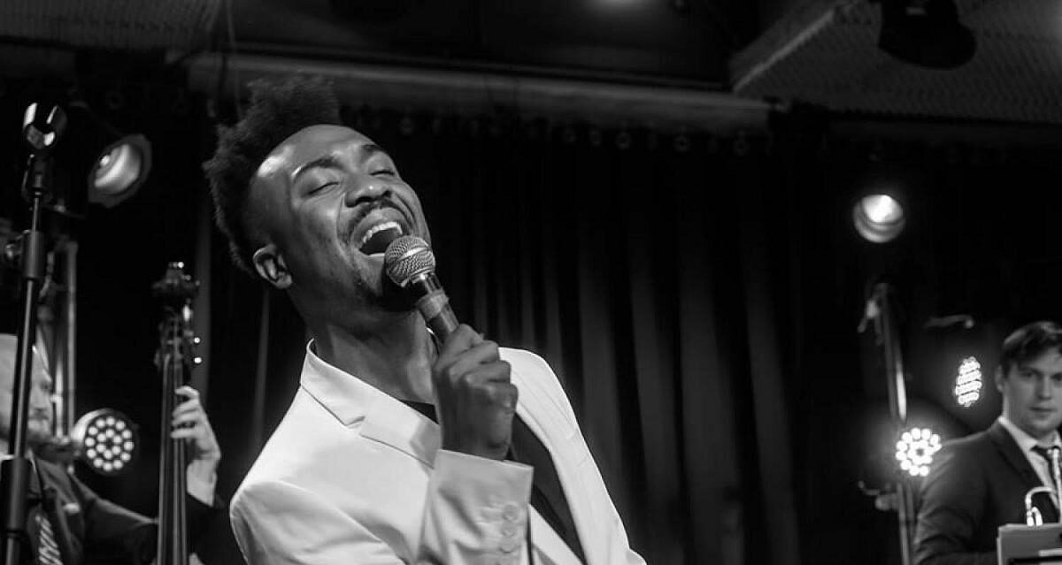 En la voz de Charles Turner se disfruta la fina preservación del swing y también de una voz humanista y espiritual del Jazz La alegría y el espíritu de Charles Turner & Uptown Swing