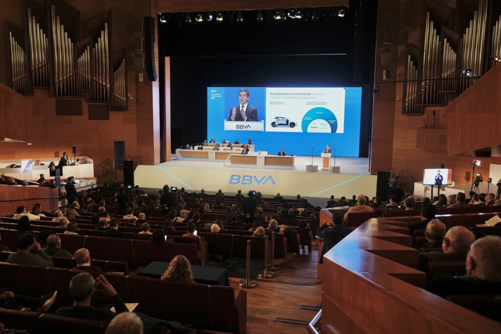 En 2021, con el objetivo de contribuir a paliar los efectos de la COVID-19 en los más vulnerables, BBVA realizó una aportación solidaria en España en sustitución del tradicional obsequio a sus accionistas con motivo de la Junta General. La Junta de Accionistas de BBVA, más verde e inclusiva que nunca