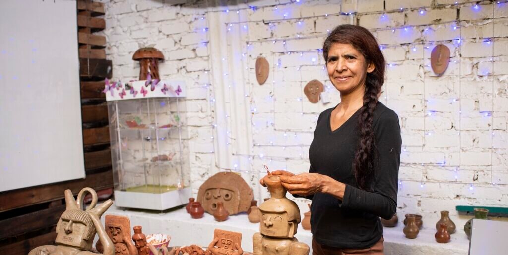 Apoyar el desarrollo de las mujeres latinoamericanas ha sido siempre una de las prioridades de la Fundación Microfinanzas BBVA (FMBBVA); ellas son más de la mitad de los 2,8 millones de emprendedores con pequeños negocios a los que atiende, un 57% (1,6 millones). Microemprendedoras: la voz de la inclusión en América Latina