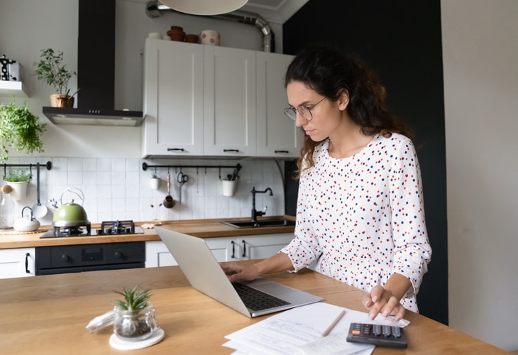 La economía familiar es la rama de la economía que estudia el hogar como una unidad de gestión y actividad económica. Aborda, por tanto, la forma en que las familias gastan, ahorran, se endeudan o invierten sus recursos. Una buena gestión de la economía doméstica es fundamental para satisfacer las necesidades diarias de los miembros del hogar y mantener una buena salud financiera que permita hacer frente a imprevistos y afrontar los planes de futuro a los que se aspira. Economía doméstica: cómo controlar los gastos del día a día y planificar el futur