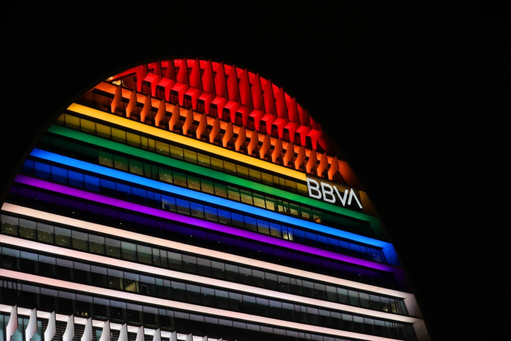 en Blink nos centramos en la diversidad LGTBIQ+ y repasamos el encuentro ‘El sector financiero y la diversidad. Hacia un liderazgo inclusivo’, organizado por REDI en colaboración con BBVA. Un acto que reunió a primeras líneas de la industria financiera para debatir los retos de este sector relacionados con la inclusión de personas de este colectivo en el entorno laboral.
La industria financiera, comprometida con la diversidad LGTBIQ+