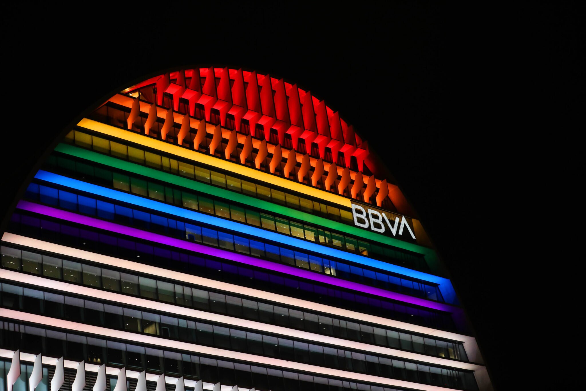 en Blink nos centramos en la diversidad LGTBIQ+ y repasamos el encuentro ‘El sector financiero y la diversidad. Hacia un liderazgo inclusivo’, organizado por REDI en colaboración con BBVA. Un acto que reunió a primeras líneas de la industria financiera para debatir los retos de este sector relacionados con la inclusión de personas de este colectivo en el entorno laboral.
La industria financiera, comprometida con la diversidad LGTBIQ+