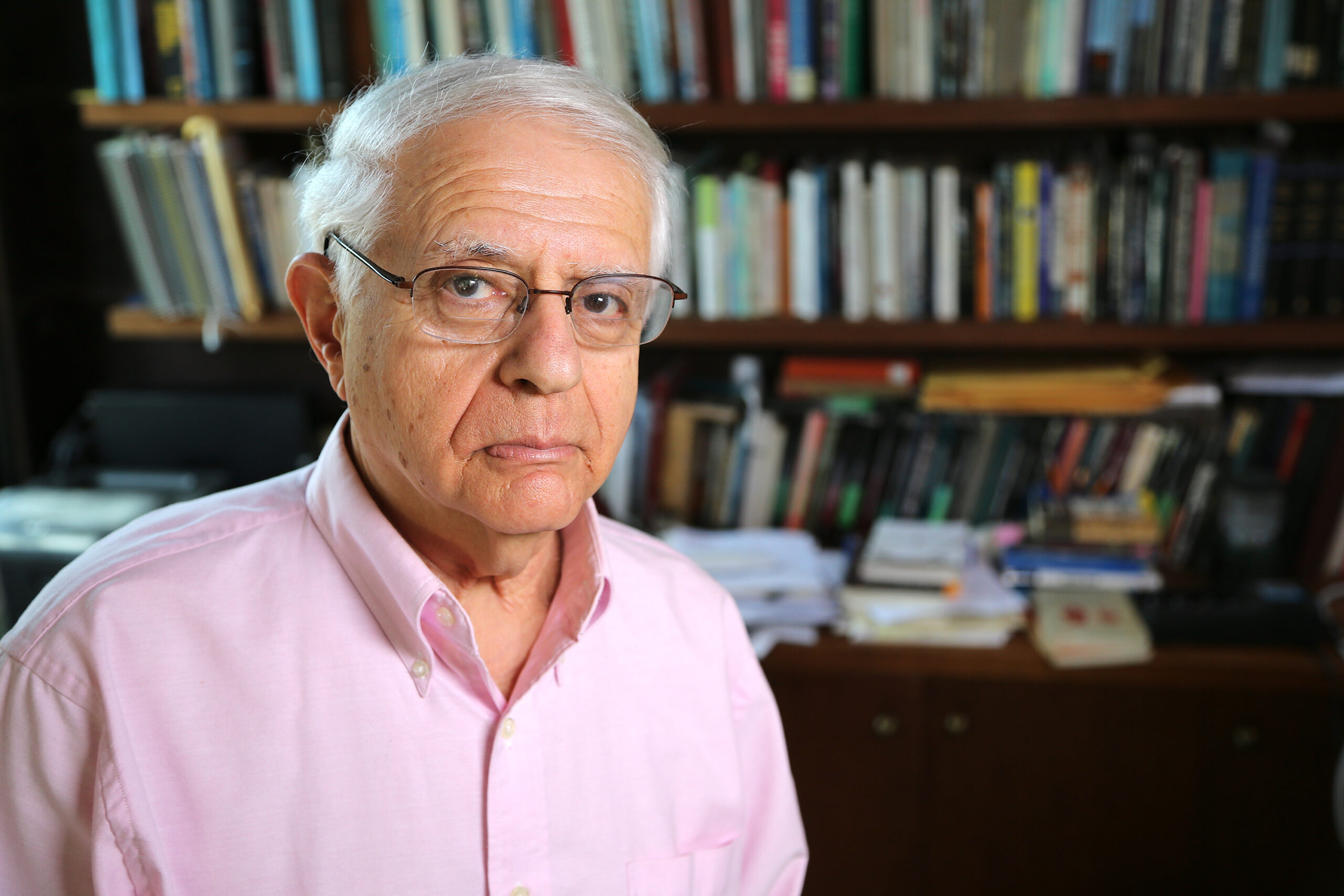 El Premio Fundación BBVA Fronteras del Conocimiento en Ciencias Sociales ha sido concedido
a Mark Granovetter, “probablemente el sociólogo económico más destacado del mundo”, señala
el acta del jurado, por descubrir el poder de los vínculos sociales relativamente superficiales, las
redes que habitualmente llamamos de “conocidos”, como fuente de capital social. Premio Fronteras del Conocimiento a Mark Granovetter por descubrir la importancia que la red extendida de ‘conocidos’ tiene para la vida económica y social
