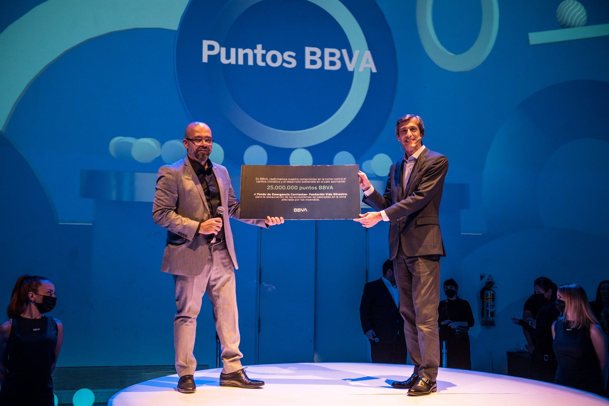 Manuel Jaramillo de Fundación Vida Silvestre recibe la donación de puntos a mano de y Martín Zarich de BBVA Manuel Jaramillo de Fundación Vida Silvestre y Martín Zarich de BBVA