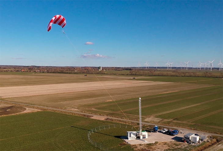 Aunque la idea de usar alas blandas para producir energía verde no es reciente, cada vez más empresas y científicos están investigando sus beneficios. En Mauricio, el vuelo de una cometa gigante unida al suelo a través de un cable es capaz de generar electricidad para alimentar a unos 50 hogares de la isla. Una cometa gigante para producir energía eólica: otra alternativa sostenible