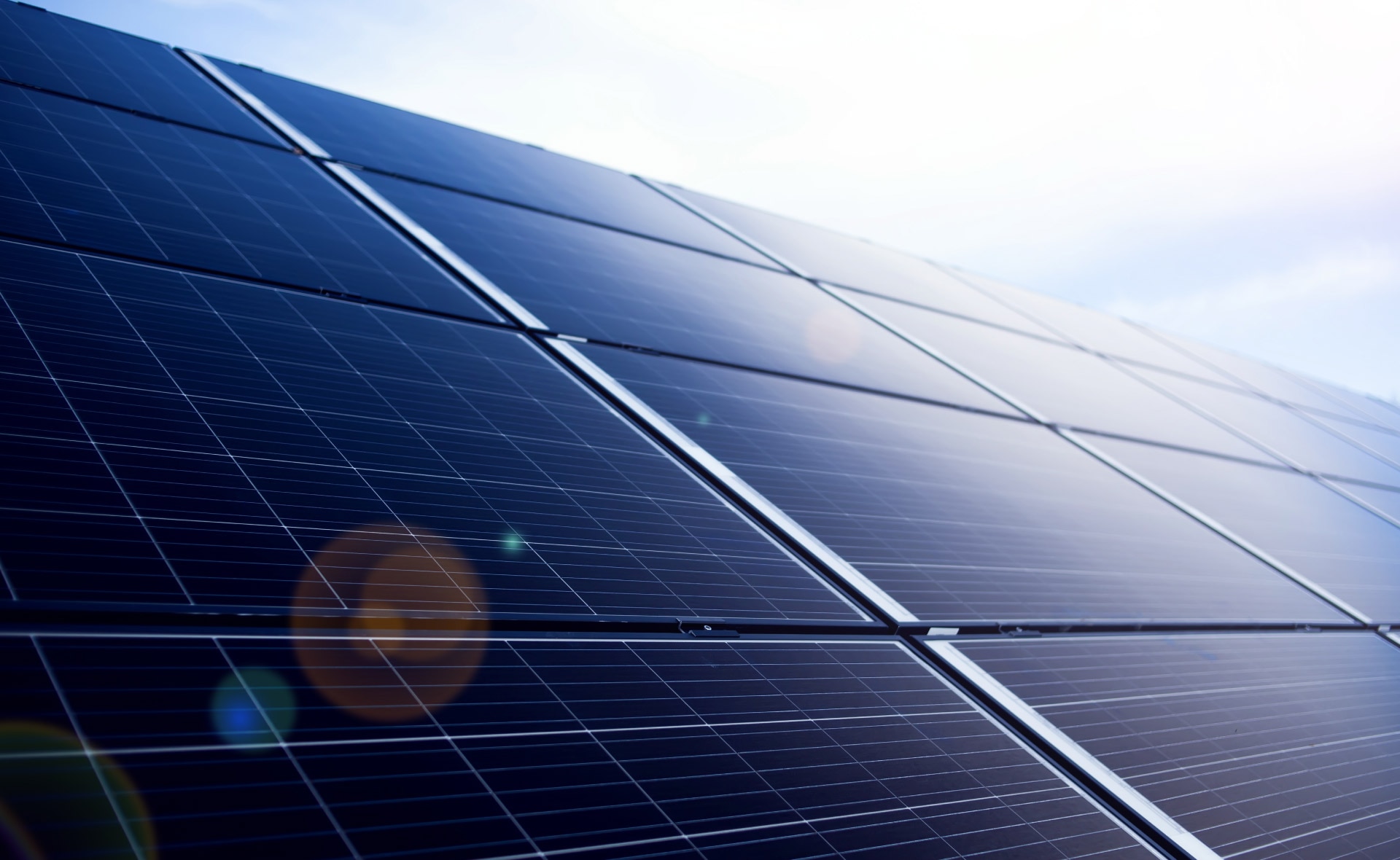 Todas las energías verdes son renovables, pero no todas las renovables son verdes porque algunas de ellas tienen un impacto ambiental elevado en su generación. La energía verde tiene que ser además limpia y sostenible, como la solar, eólica, hidráulica, geotérmica, marina, la biomasa y el biogás. Limpia, renovable y sostenible: ¿qué es y qué ventajas tiene la energía verde?