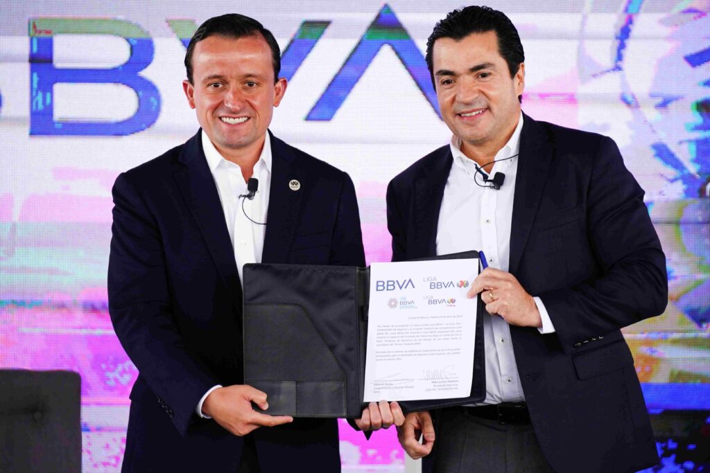Mikel Arriola Peñalosa, presidente de la Liga BBVA MX y Liga BBVA MX femenil y Eduardo Osuna Osuna, vicepresidente y director general de BBVA México. Mikel Arriola Peñalosa, presidente de la Liga BBVA MX y Liga BBVA MX femenil y Eduardo Osuna Osuna, vicepresidente y director general de BBVA México.