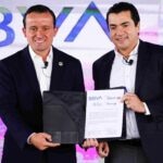 Mikel Arriola Peñalosa, presidente de la Liga BBVA MX y Liga BBVA MX femenil y Eduardo Osuna Osuna, vicepresidente y director general de BBVA México. Mikel Arriola Peñalosa, presidente de la Liga BBVA MX y Liga BBVA MX femenil y Eduardo Osuna Osuna, vicepresidente y director general de BBVA México.