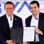 Mikel Arriola Peñalosa, presidente de la Liga BBVA MX y Liga BBVA MX femenil y Eduardo Osuna Osuna, vicepresidente y director general de BBVA México.