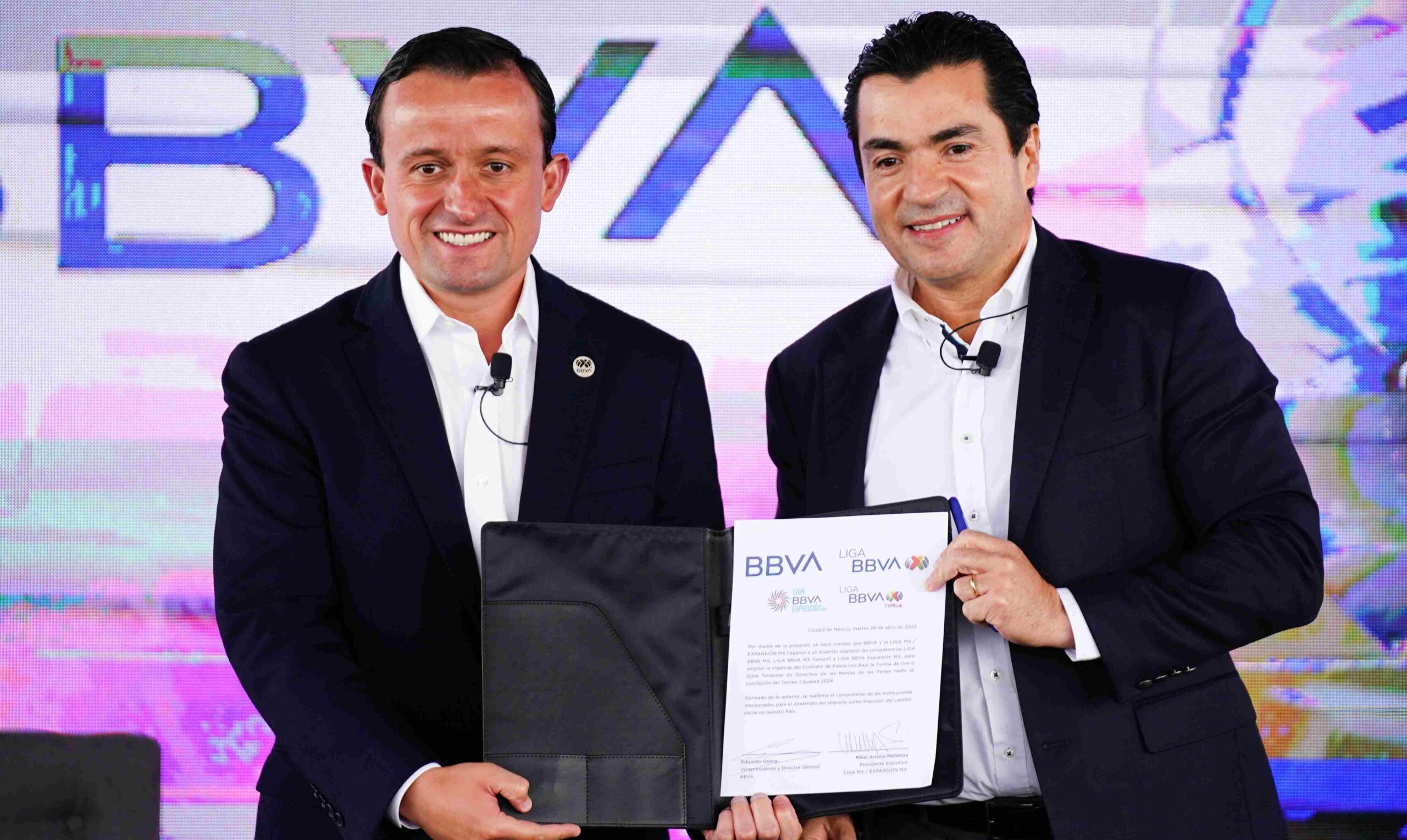Mikel Arriola Peñalosa, presidente de la Liga BBVA MX y Liga BBVA MX femenil y Eduardo Osuna Osuna, vicepresidente y director general de BBVA México.