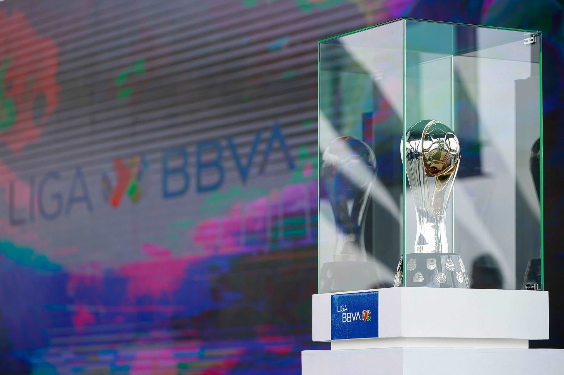 Ciudad de México, 26 de abril de 2022. Detalle de trofeo, durante una conferencia de prensa para anunciar la renovación de BBVA como patrocinador de la Liga BBVA MX, celebrado en la Torre BBVA México. Foto: Imago7/ Eloisa Sánchez