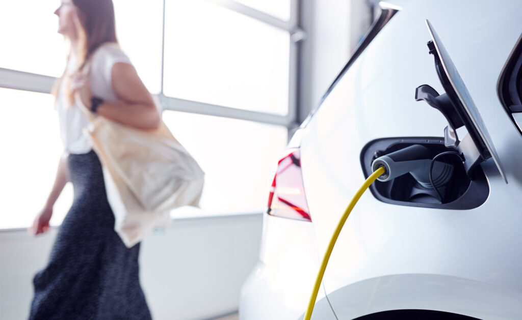 Descubre cómo instalar puntos de recarga en los domicilios para tener tiempo suficiente de recuperar las baterías. Quiero instalar un punto de recarga para mi vehículo eléctrico. ¿Qué debo hacer?