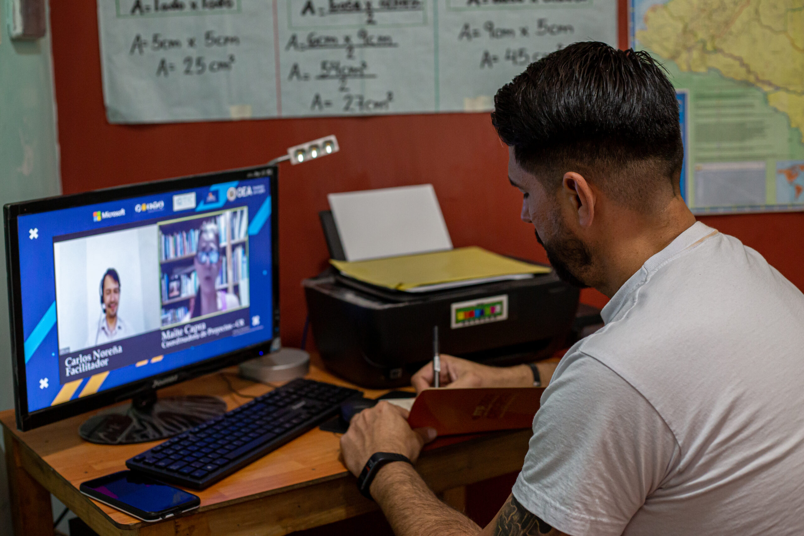 La formación digital impulsa el negocio de migrantes y desplazados en Colombia