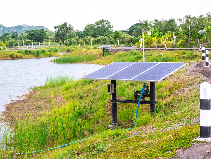 Los sistemas de bombeo solares funcionan gracias a la energía que generan los paneles fotovoltaicos, es decir, dependen de una fuente sostenible y renovable. En los últimos años, su uso se ha extendido, ya que permite tener acceso a fuentes de agua sin necesidad de utilizar combustibles fósiles. Resultan más sostenibles tanto a nivel económico como medioambiental y las instalaciones se amortizan entre los cinco y los 10 años. Equipos de bombeo solar, la solución para la agricultura del futuro