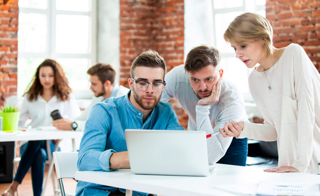 Más de 200 jóvenes de 10 universidades españolas se han formado durante el curso 2021-2022 en el ‘Startup Programme’, una iniciativa patrocinada por BBVA que ha contado con la participación de voluntarios del banco como mentores, formadores de diferentes aspectos vinculados con el emprendimiento y revisores de los proyectos. Los voluntarios de BBVA en España participan en el programa de emprendimiento universitario de la Fundación Junior Achievement