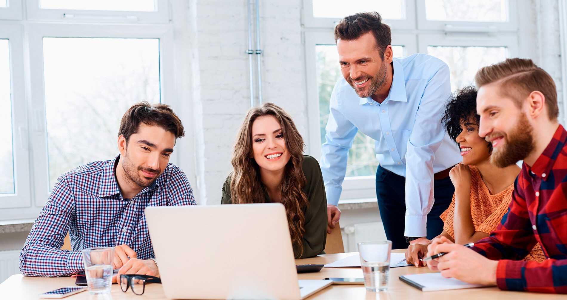Más de 200 jóvenes de 10 universidades españolas se han formado durante el curso 2021-2022 en el ‘Startup Programme’, una iniciativa patrocinada por BBVA que ha contado con la participación de voluntarios del banco como mentores, formadores de diferentes aspectos vinculados con el emprendimiento y revisores de los proyectos. Los voluntarios de BBVA en España participan en el programa de emprendimiento universitario de la Fundación Junior Achievement