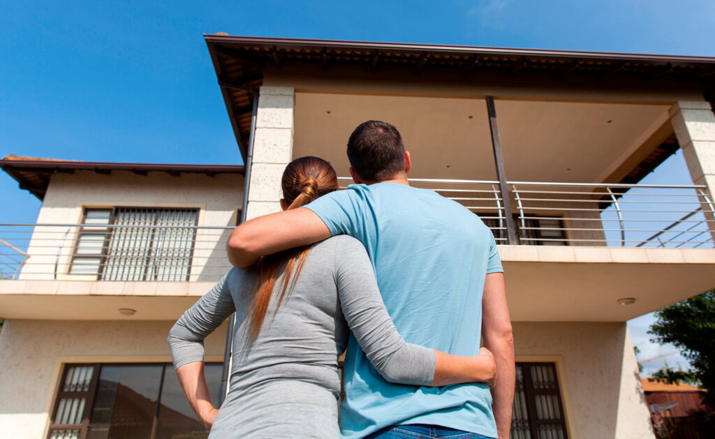 El sector inmobiliario se mantiene fuerte en España pese al escenario adverso de los últimos meses por la invasión rusa a Ucrania. El motivo principal de esta fortaleza es que la venta de viviendas ha crecido con intensidad durante el año 2021, un 38,4% interanual, y durante los dos primeros meses de 2022, un 26,2%, frente al mismo periodo del año previo. En adelante se espera una ligera caída de las transacciones en el acumulado del año (-1,3%), hasta las 670.000 unidades, aunque en 2023 se remontará el crecimiento a una tasa en torno al 4,0%, alcanzando prácticamente las 696.000 unidades. En España se venden y compran más casas pero se construyen menos