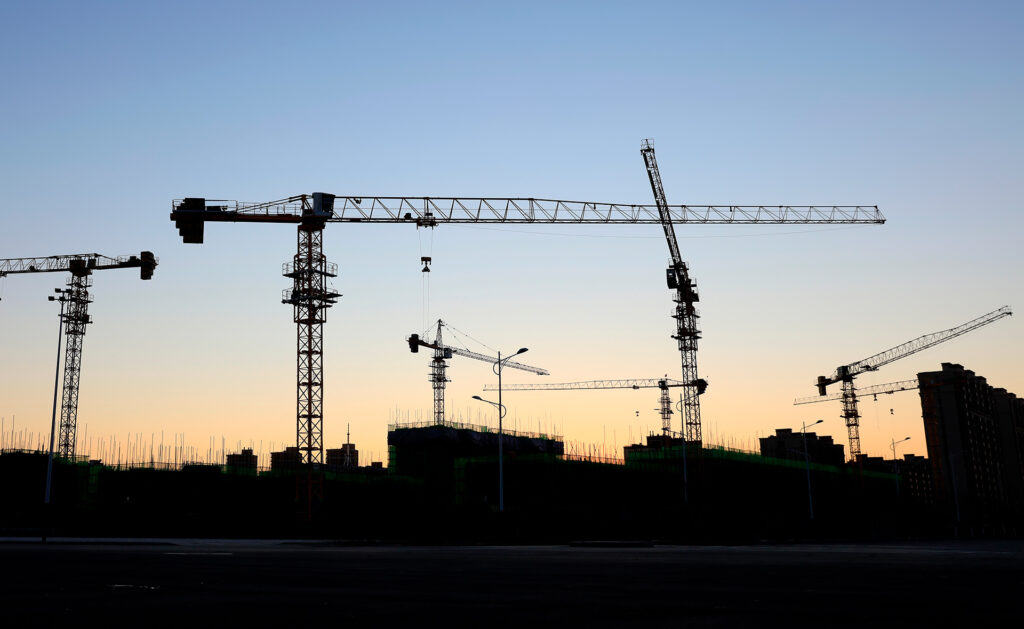 El sector inmobiliario se mantiene fuerte en España pese al escenario adverso de los últimos meses por la invasión rusa a Ucrania. El motivo principal de esta fortaleza es que la venta de viviendas ha crecido con intensidad durante el año 2021, un 38,4% interanual, y durante los dos primeros meses de 2022, un 26,2%, frente al mismo periodo del año previo. En adelante se espera una ligera caída de las transacciones en el acumulado del año (-1,3%), hasta las 670.000 unidades, aunque en 2023 se remontará el crecimiento a una tasa en torno al 4,0%, alcanzando prácticamente las 696.000 unidades. En España se venden y compran más casas pero se construyen menos