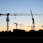 El sector inmobiliario se mantiene fuerte en España pese al escenario adverso de los últimos meses por la invasión rusa a Ucrania. El motivo principal de esta fortaleza es que la venta de viviendas ha crecido con intensidad durante el año 2021, un 38,4% interanual, y durante los dos primeros meses de 2022, un 26,2%, frente al mismo periodo del año previo. En adelante se espera una ligera caída de las transacciones en el acumulado del año (-1,3%), hasta las 670.000 unidades, aunque en 2023 se remontará el crecimiento a una tasa en torno al 4,0%, alcanzando prácticamente las 696.000 unidades. En España se venden y compran más casas pero se construyen menos