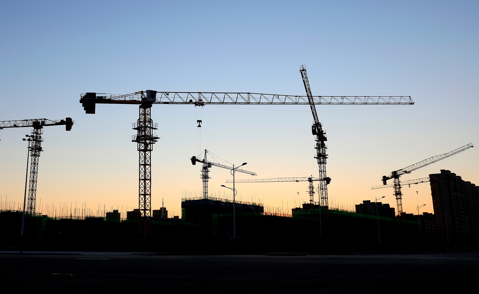 El sector inmobiliario se mantiene fuerte en España pese al escenario adverso de los últimos meses por la invasión rusa a Ucrania. El motivo principal de esta fortaleza es que la venta de viviendas ha crecido con intensidad durante el año 2021, un 38,4% interanual, y durante los dos primeros meses de 2022, un 26,2%, frente al mismo periodo del año previo. En adelante se espera una ligera caída de las transacciones en el acumulado del año (-1,3%), hasta las 670.000 unidades, aunque en 2023 se remontará el crecimiento a una tasa en torno al 4,0%, alcanzando prácticamente las 696.000 unidades. En España se venden y compran más casas pero se construyen menos