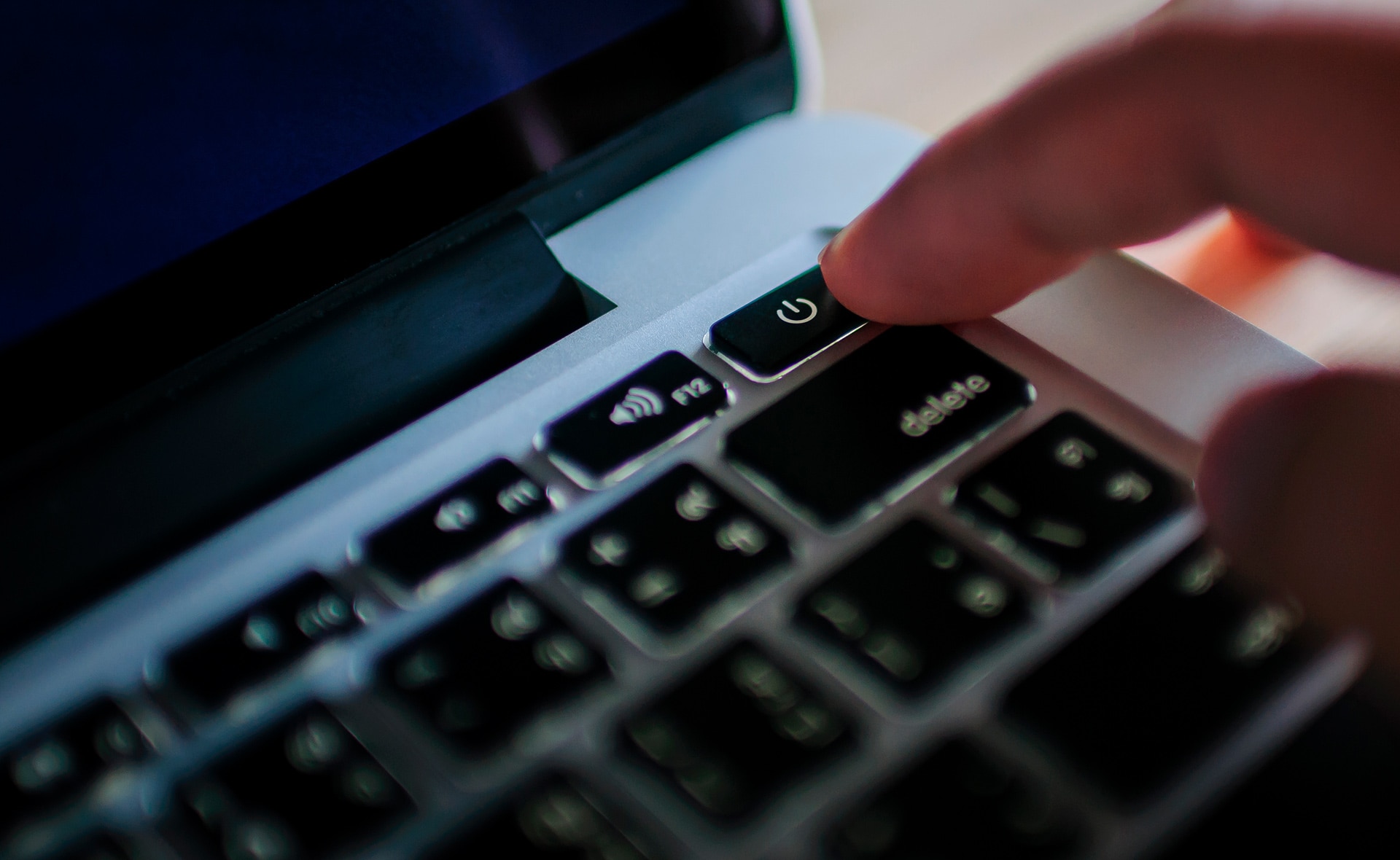La tecnología avanza a pasos agigantados. Con tanta cantidad de datos, imágenes e información recopilada a lo largo de nuestro día a día, ¿te has llegado a plantear qué pasará con tu rastro digital cuando fallezcas? Es un dilema en el que pensar, y por ello se ha regulado el concepto de testamento digital. Las opciones son variadas y van desde dejar a una persona la potestad para elegir qué hacer con todas sus ‘’pertenencias’’ digitales, hasta decidir previamente si eliminarlas, conservarlas o mantenerlas. ¿En qué consiste el testamento digital y qué tener en cuenta para hacerlo?