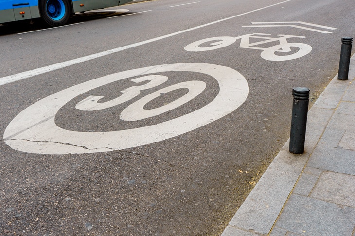 Urbanismo a pequeña escala para pacificar el tráfico Urbanismo táctico para reducir la velocidad y pacificar el tráfico