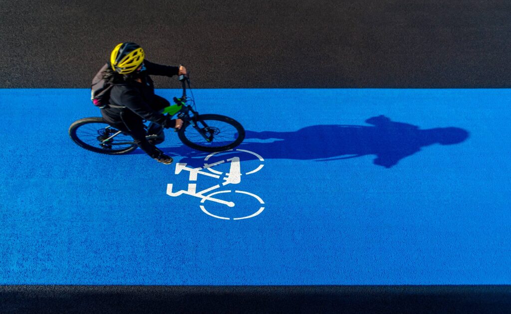 Urbanismo a pequeña escala para pacificar el tráfico Urbanismo táctico para reducir la velocidad y pacificar el tráfico
