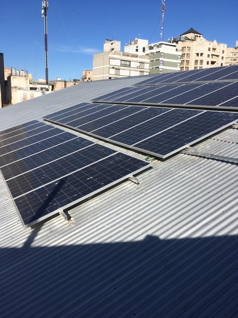 La nueva sucursal sostenible en la ciudad de Río IV, provincia de Córdoba, cuenta con 32 paneles solares fotovoltaicos para la alimentación del consumo de la iluminación. BBVA suma una nueva sucursal sostenible en Argentina