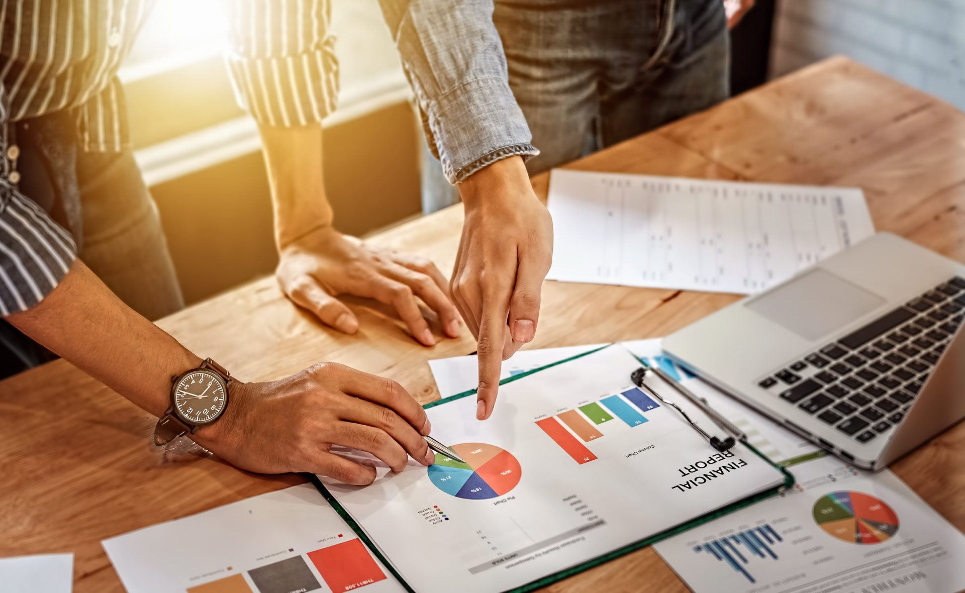Saber el dinero que entra y, sobre todo, el que sale, es esencial si se quiere mejorar la salud financiera. Para analizar a fondo dónde van los ingresos y controlar el nivel de consumo, según las necesidades de cada momento, es necesario distinguir claramente entre gastos fijos y variables. De esta forma, será más fácil clasificar cada partida correctamente en el presupuesto y tomar decisiones con conocimiento para poder cumplir las metas financieras. Gastos fijos y variables, ¿en qué consisten y cómo se diferencian?
