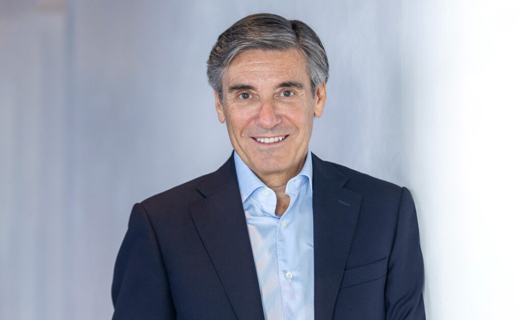 Hablamos con Javier M. Flores, que es el director general de la Fundación desde 2010. Licenciado en Derecho y MBA por la University of Houston (Texas, EEUU) es el responsable de la estrategia y la dirección ejecutiva y de la supervisión de sus entidades de microfinanzas en América Latina. Javier M. Flores: Nos sentimos orgullosos de haber ayudado a millones de personas a tener una mejor calidad de vida