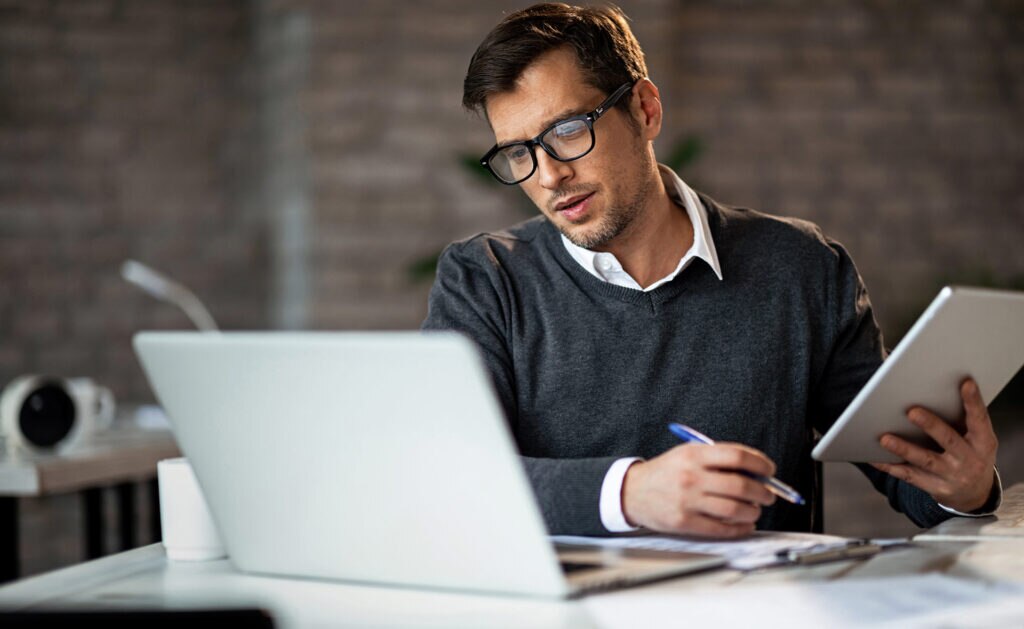 Mientras que algunas plataformas sirven para gestionar expedientes o firmar documentos online, otras permiten automatizar contratos e incluso divorcios. La irrupción de las herramientas ‘legaltech’ promete ayudar a las empresas a lograr una mayor eficiencia y rentabilidad. Los beneficios de aplicar ‘legaltech’ a una empresa