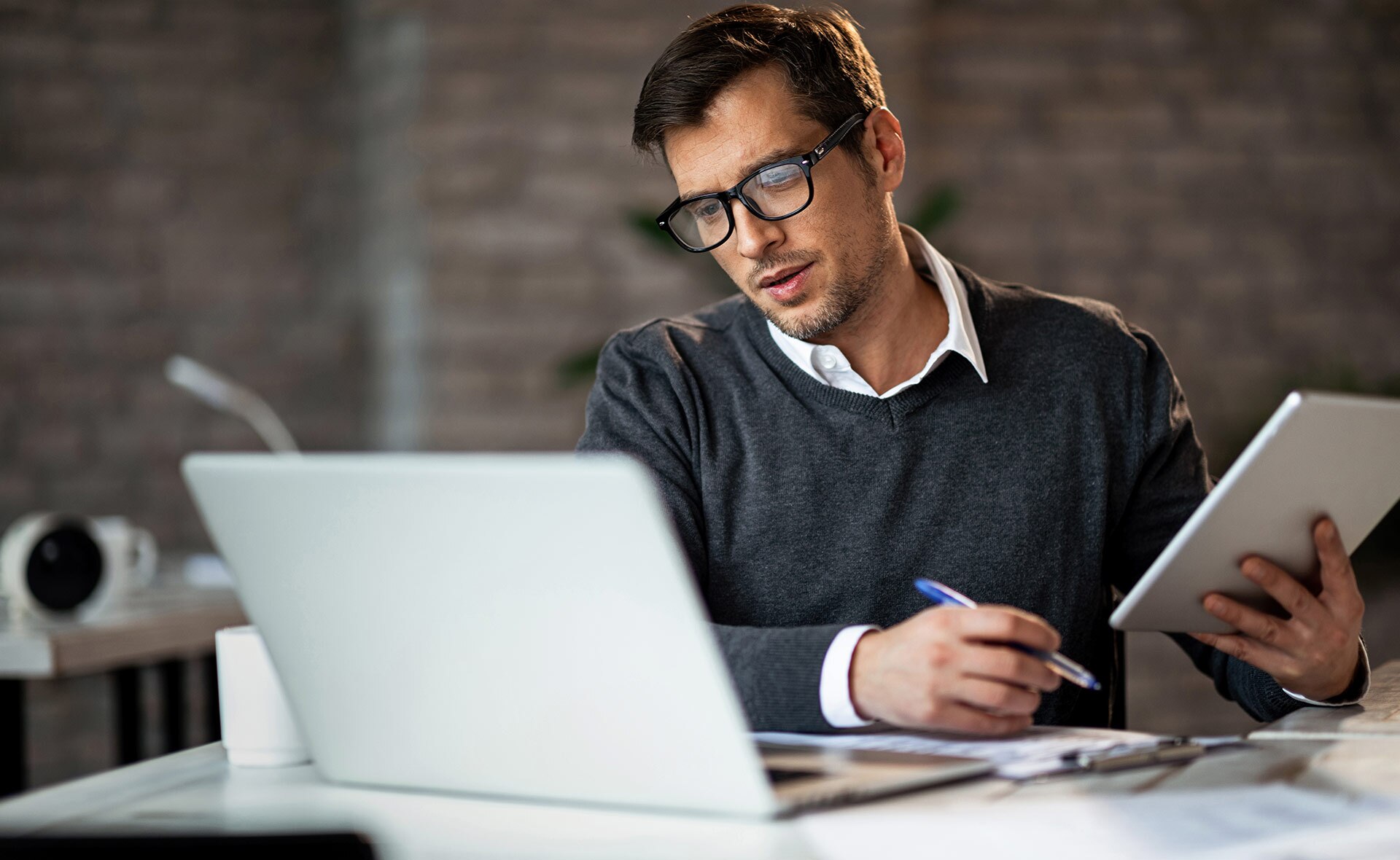 Mientras que algunas plataformas sirven para gestionar expedientes o firmar documentos online, otras permiten automatizar contratos e incluso divorcios. La irrupción de las herramientas ‘legaltech’ promete ayudar a las empresas a lograr una mayor eficiencia y rentabilidad. Los beneficios de aplicar ‘legaltech’ a una empresa