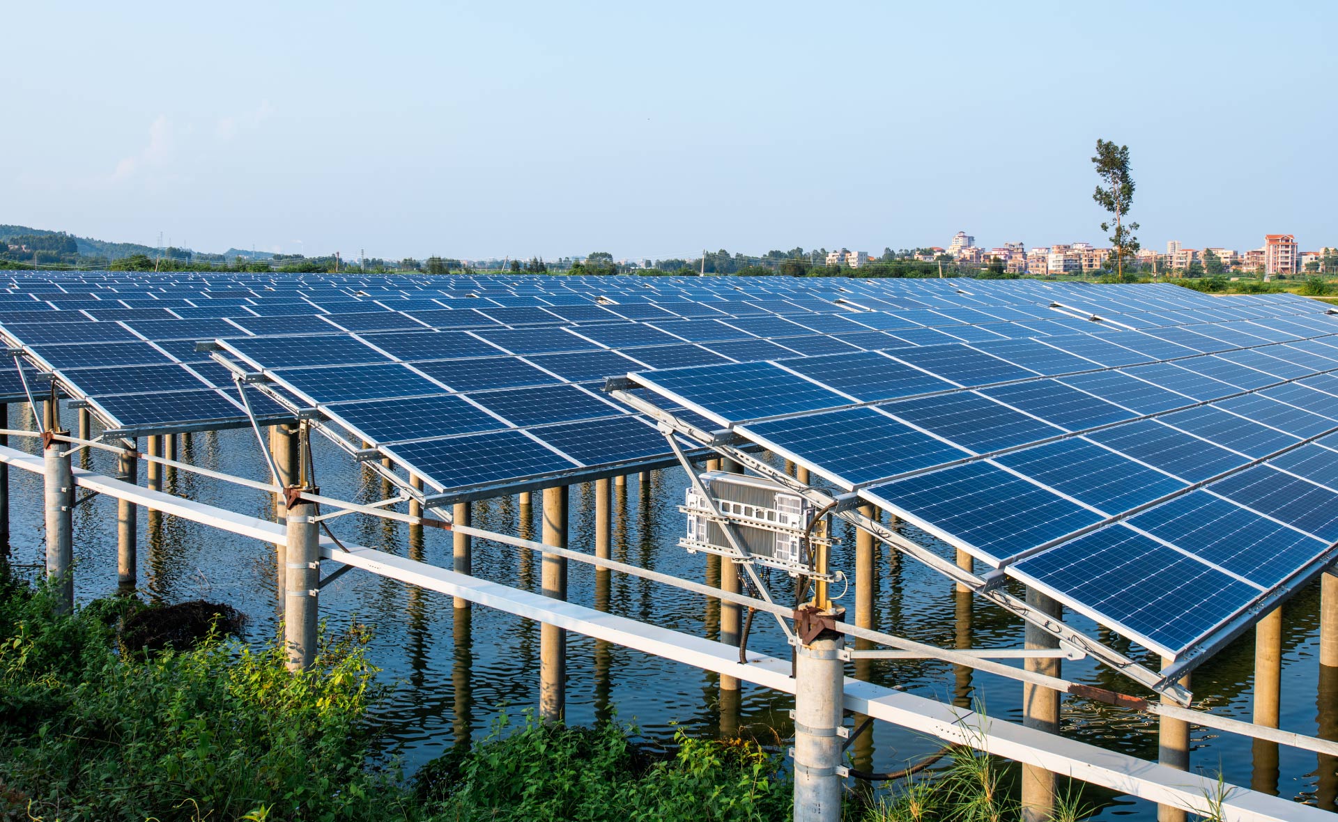 ¿Está el futuro de embalses y canales bajo kilómetros de placas solares?